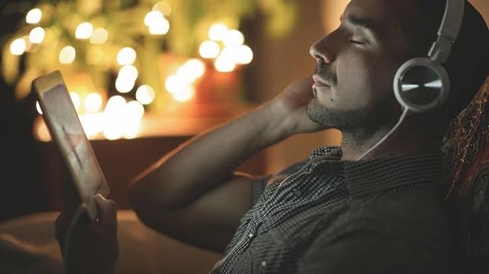 Slow şarkı dinlemek sadece geceye mi özgü? Beğendiğiniz bir slow şarkı paylaşır mısınız?