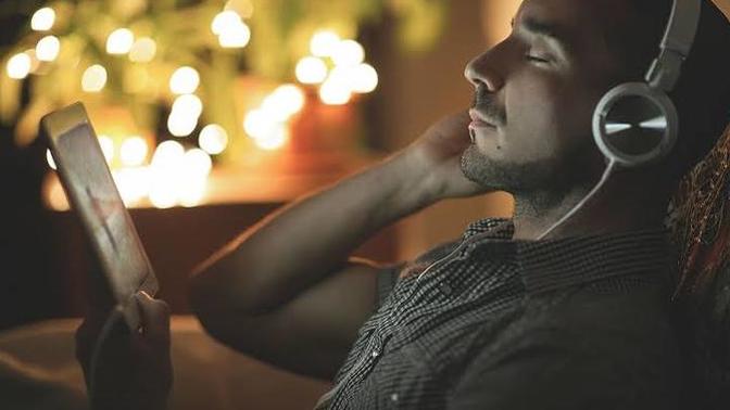 Slow şarkı dinlemek sadece geceye mi özgü? Beğendiğiniz bir slow şarkı paylaşır mısınız?