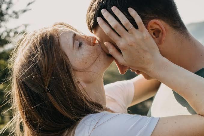 Bir kadının en tatlı flört davranışı sizce nedir 💕?