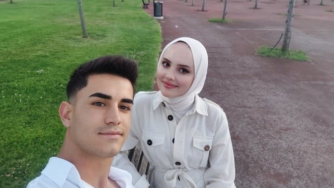 Jandarma sevgilim var. Üniforma sevdalısı kızlar sürekli sevgilime yazıyor. Ben çok kıskanıyorum ama o beni hiç kıskanmıyor. Sizce ne yapmalıyım?