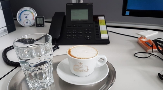 Güzel bir kahve eşliğinde maillerime bakarım ☕