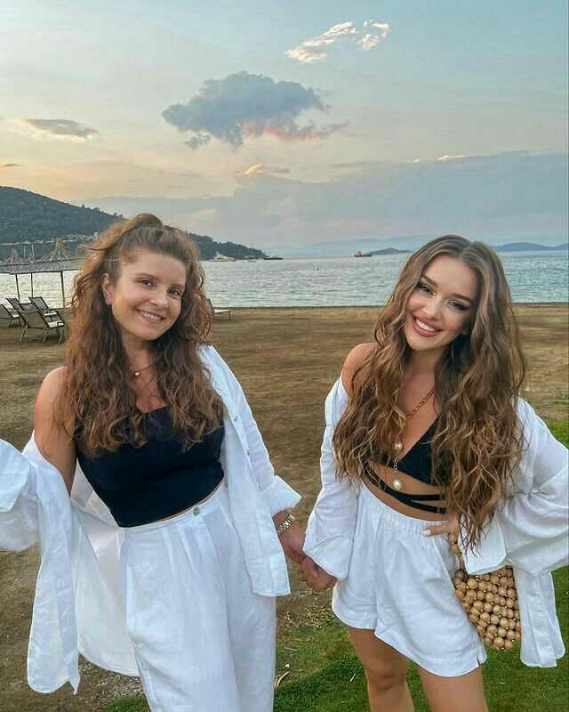 Çocuklarıyla abla kardeş gibi duran kadınların yaşlanmama sırrı nedir?
