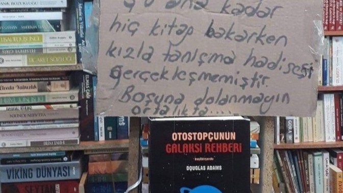 Kitapçıda tanışıp aşık olan var mı 😂 ?