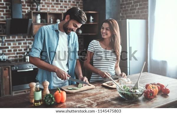 Yemek yapmayan/yemek yapmayı bilmeyen biriyle çıkar mısınız?