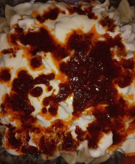 Mantıyı salça soslu mu seversin, sade tereyağlı mı?
