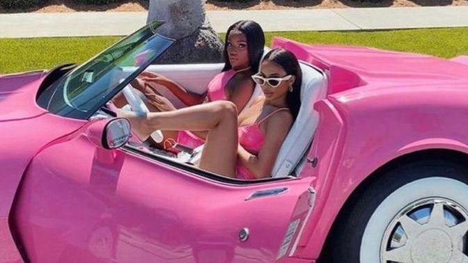 Pembe araba trafikte dikkat çeker mi?