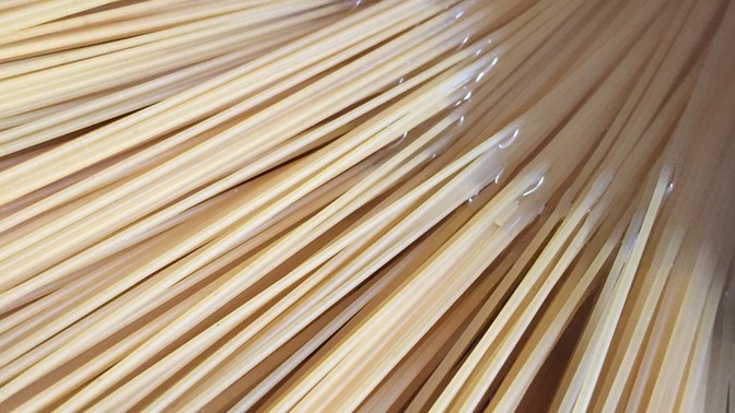 Spagetti makarnayı kırarak mı, bütün mü pişirirsin?
