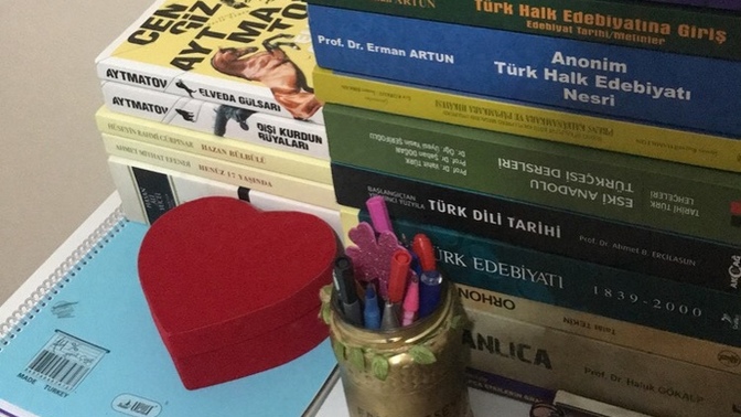Sizin de bölümünüzün çok kitabı var mııı?
