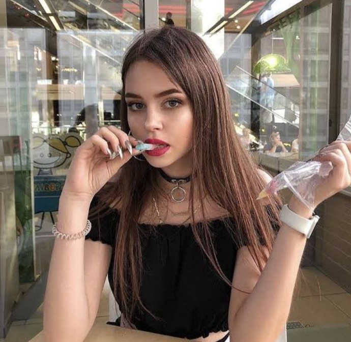 Uzun tırnaklar görsel olarak itici mi yoksa çekici mi görünüyor?