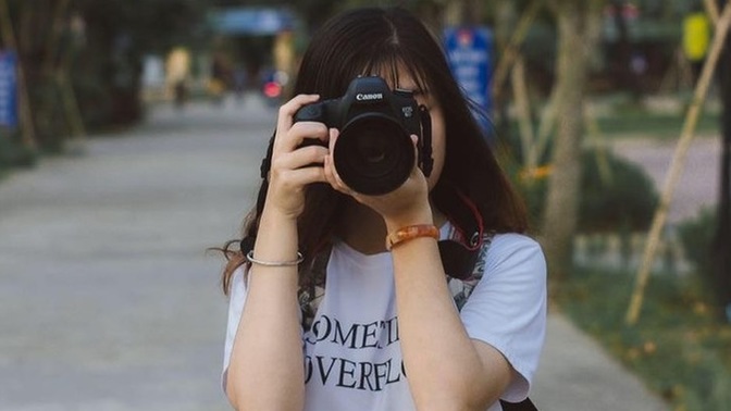 Yolda yürürken ansızın biri gelip fotoğrafınızı çekmeye çalışsa poz verir misiniz?