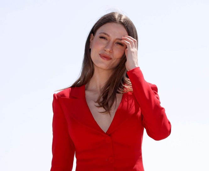 Serenay Sarıkaya güzel mi?