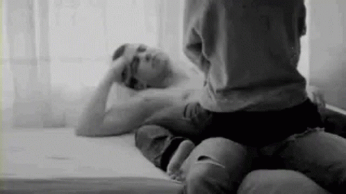 Çok uykun var ama partnerin seks istiyor. Uykuyu mu, seksi mi tercih edersin?