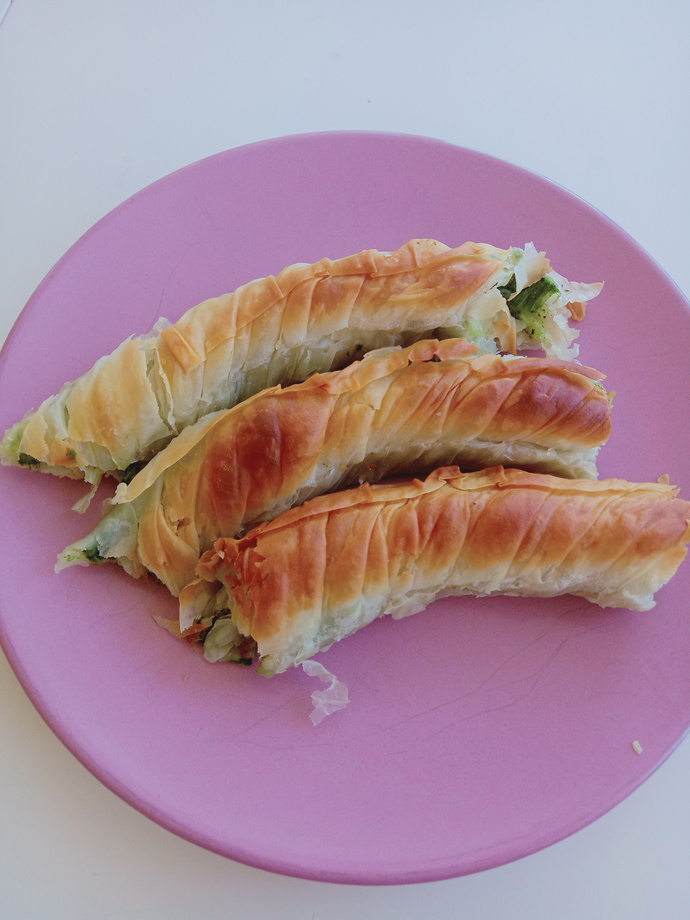 Baklavalık yufkayla yapılmış ıspanaklı börek