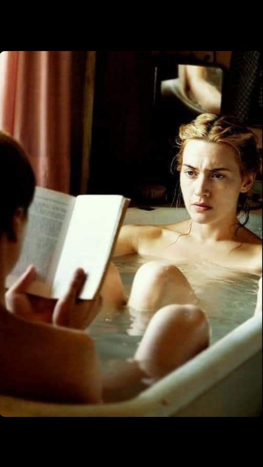 Küvette yıkanırken kitap okunur mu?