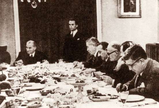 Günaydın güzel dostlar. Bugün İsmet Bozdağın Atatürkün sofrası kitabından bahsedelim mi?