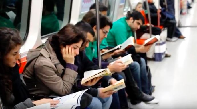 Toplu taşımada kitap okuyabiliryor musunuz?