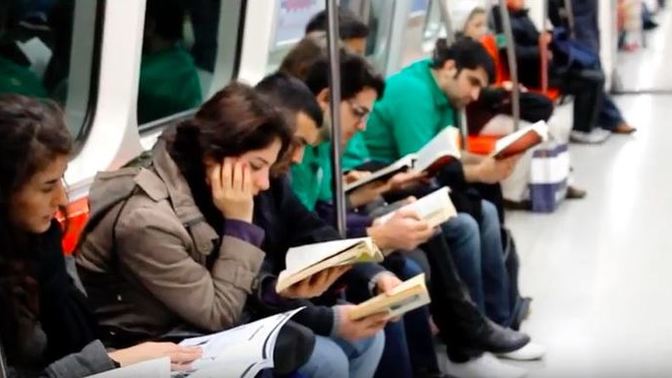 Toplu taşımada kitap okuyabiliryor musunuz?