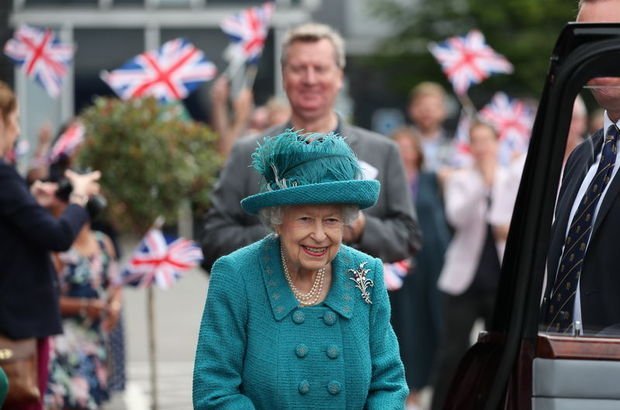 96 yaşındaki İngiltere Kraliçesi II. Elizabeth. Hayata gözlerini yumdu şimdi tahta kim çıkacak?