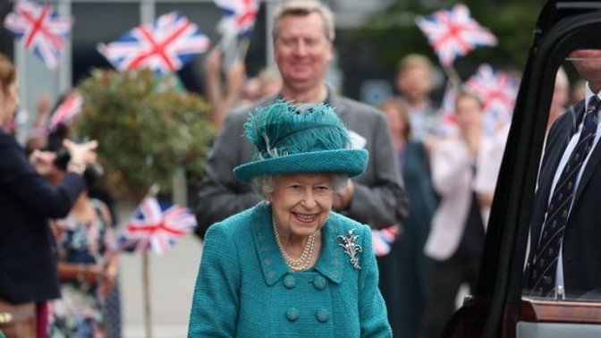 96 yaşındaki İngiltere Kraliçesi II. Elizabeth. Hayata gözlerini yumdu şimdi tahta kim çıkacak?
