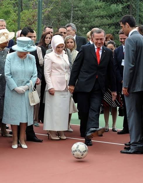 73 yaşında tahta çıkıp kral olmak halka katkı sağlar mı?