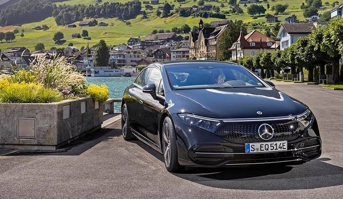 Mercedes Eqs 580 mi, Porsche Taycan 4S mi iyi?