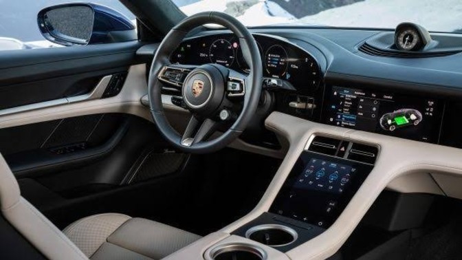 Mercedes Eqs 580 mi, Porsche Taycan 4S mi iyi?