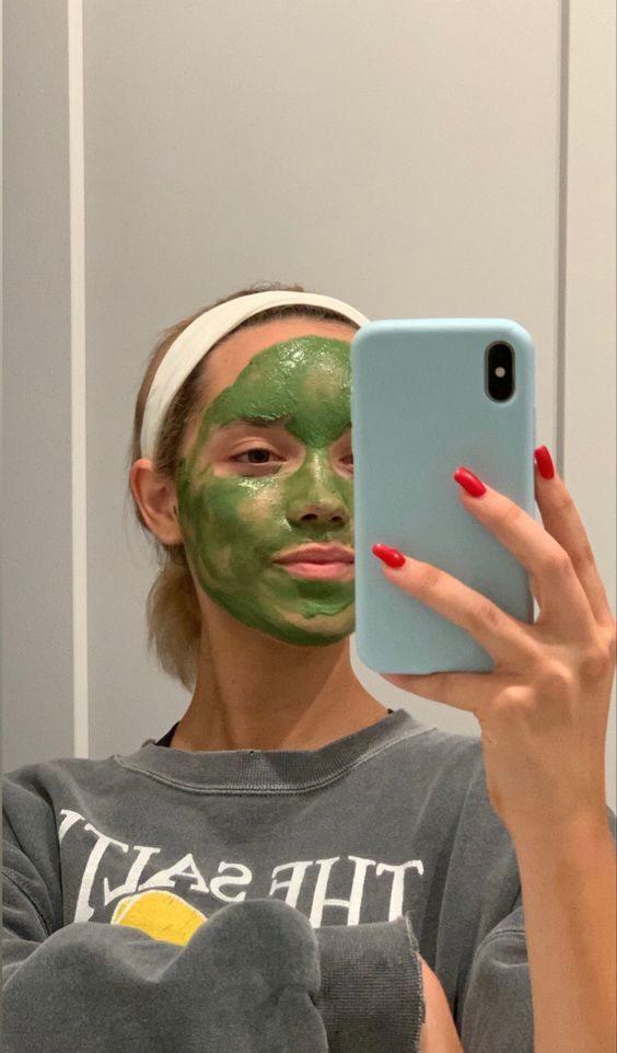Yağlı cildime maske uygularken, içeriği nasıl olan maskelere yönelmeliyim?