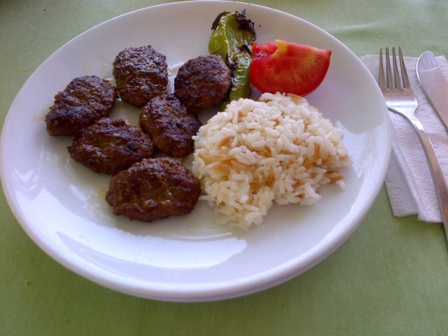 Kuru köftenin en iyi arkadaşı pilav mıdır, patates kizartmasi midir?