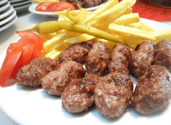Kuru köftenin en iyi arkadaşı pilav mıdır, patates kizartmasi midir?