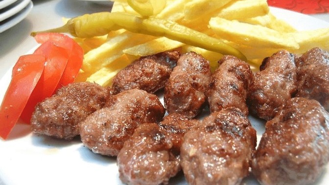 Kuru köftenin en iyi arkadaşı pilav mıdır, patates kızartması mıdır?