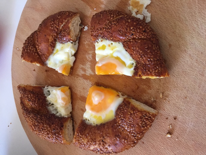 Atıştırmalık yumurtalı simit yaptım. Nasıl olmuş?