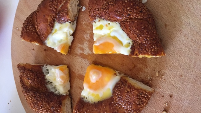 Atıştırmalık yumurtalı simit yaptım. Nasıl olmuş?