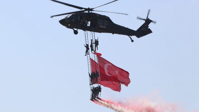 İzmir'in 9 eylül etkinliklerinde helikopterler zeybek oynadı. Sizce buna gerek var mıydı?