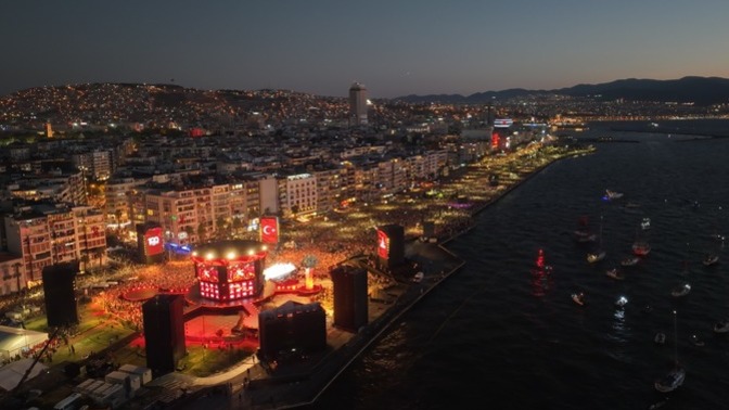 Veeeee Tarkan sahnede! İzmir'in kurtuluşunun 100. yıl dönümü için düzenlenen etkinlikte siz de yer almak ister miydiniz🇹🇷?