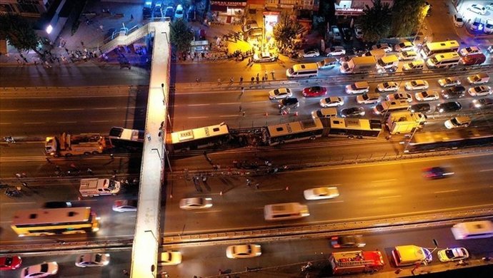 İki metrobüs kafa kafaya çarpıştı! Kaza yerinde yakınınız var mı?