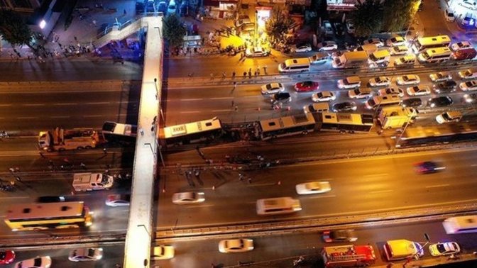 İki metrobüs kafa kafaya çarpıştı! Kaza yerinde yakınınız var mı?