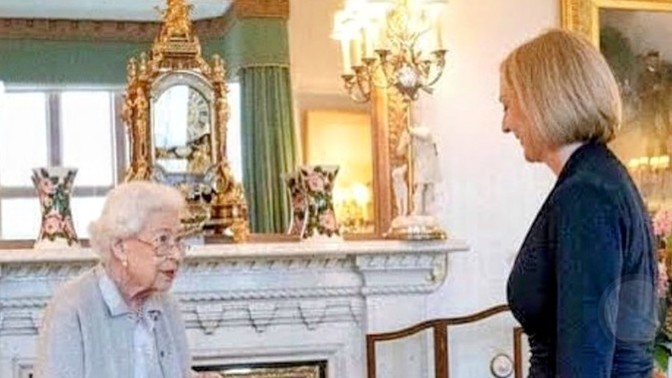 Kraliçe öldü, komplo teorileri başladı. İki gün önce ayakta olan Kralıçe Elizabeth bilinçli 'öldürülmüş' olabilir mi?