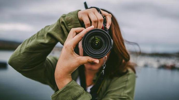 Yolda yürürken aniden birisi karşınıza çıksa ve hadi gülümse fotoğrafını çekeyim dese tepkiniz ne olurdu?