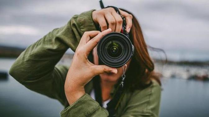 Yolda yürürken aniden birisi karşınıza çıksa ve "hadi gülümse fotoğrafını çekeyim" dese tepkiniz ne olurdu?