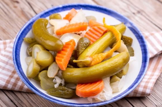 Nohut yemeği yanında soğan salatası mı, Turşu mu yakışır?
