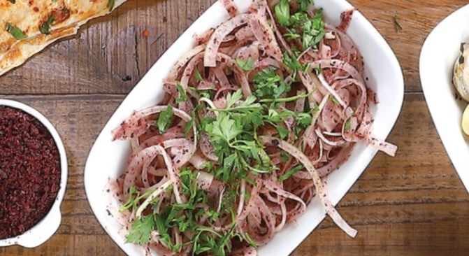 Nohut yemeği yanında soğan salatası mı, Turşu mu yakışır?