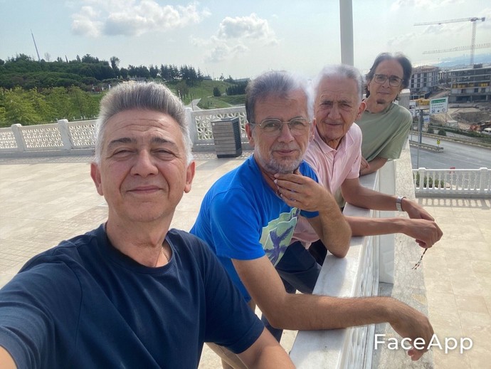 Aralarındaki en yakışıklısı kim sizce?
