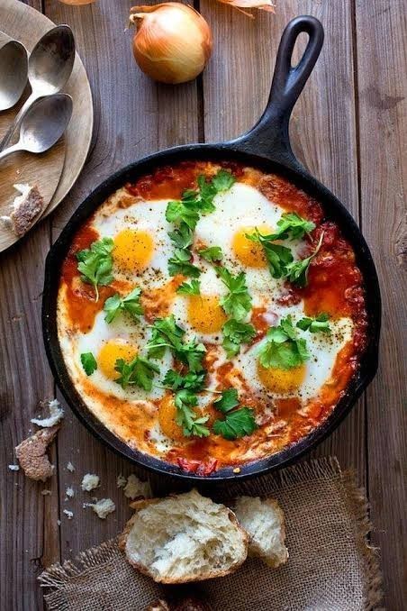 Pazar kahvaltısına soğanlı menemen yakışır mı?