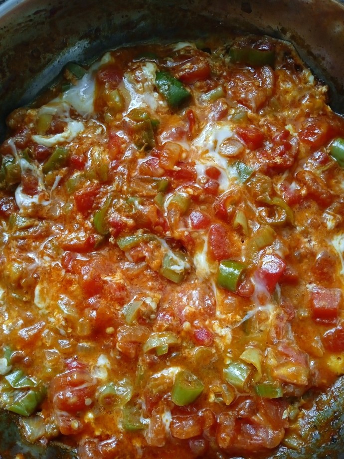 Pazar kahvaltısına soğanlı menemen yakışır mı?