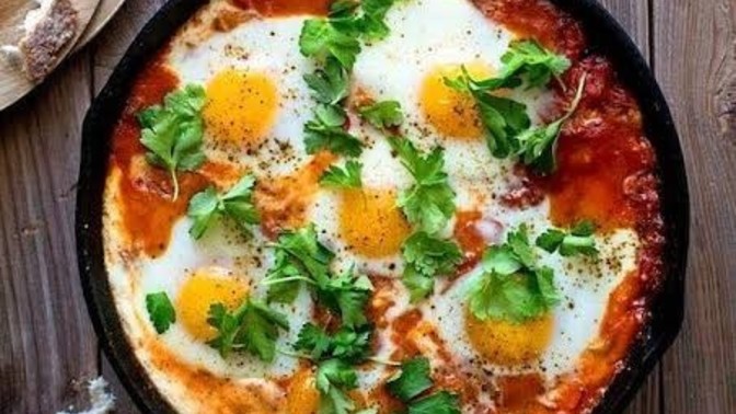 Pazar kahvaltısına soğanlı menemen yakışır mı?