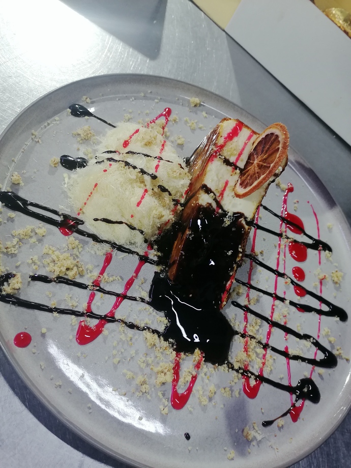 Restoranda çalışıyorum. Cheesecake yaptım, nasıl görünüyor?