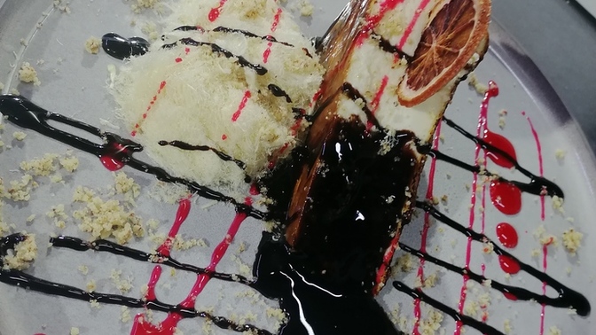 Restoranda çalışıyorum. Cheesecake yaptım, nasıl görünüyor?