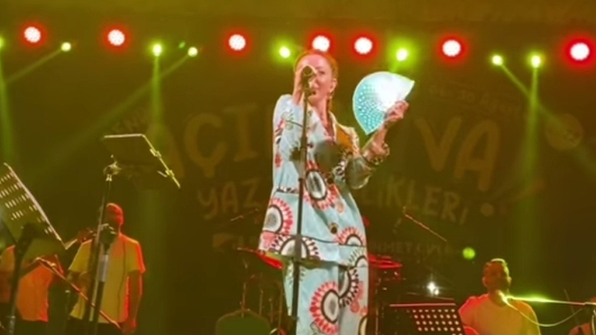 Bu nasıl bir kıyafet? Sanatçı dediğin böyle kıyafetle mi konser verir?