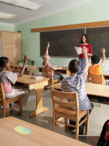 Bugün okulun ilk günü ve öğrencilerimi çok özledim, onlara hediye olarak ne götürebilirim?