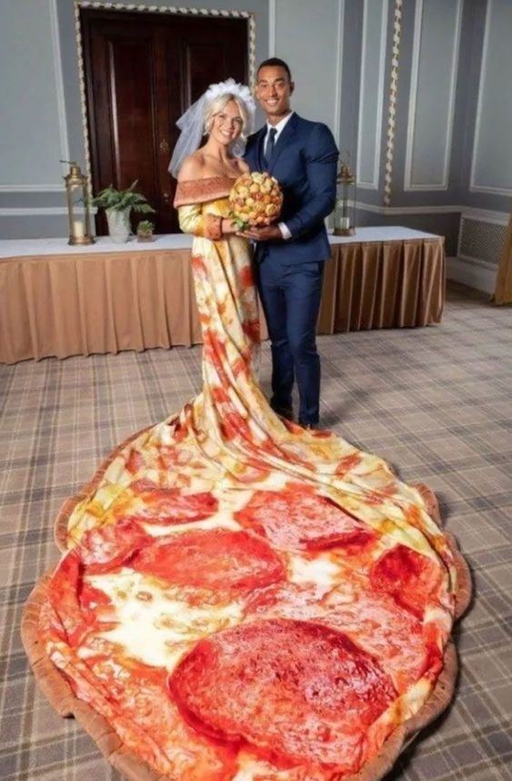 Pizzaseveler buraya, pizza desenli bu gelinliğe para verir miydiniz?
